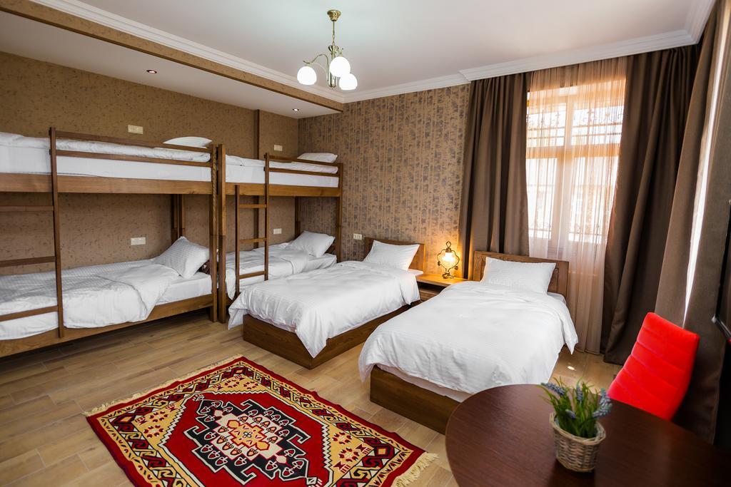Metekhi'S Galavani Hotel Тбилиси Стая снимка